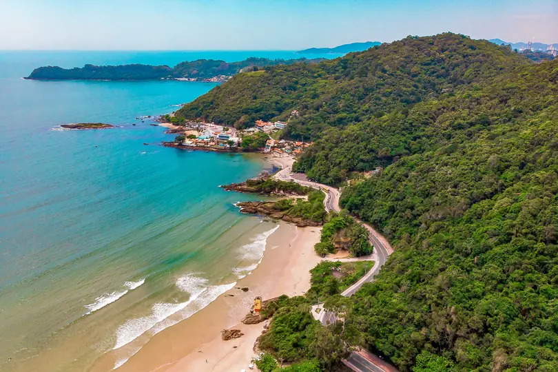 Vista aérea de la playa de Cabeçudas, en Itajaí: arena, agua turquesa y mata atlántica
