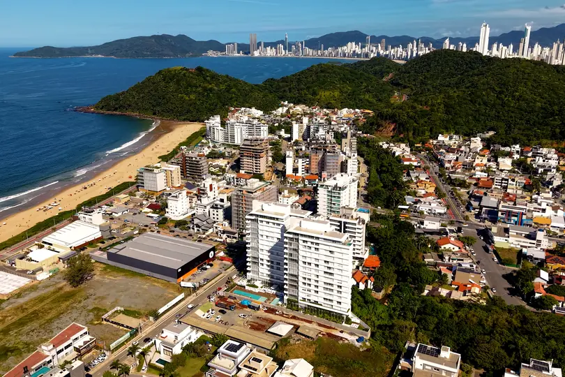 Vista aérea de Praia Brava, en Itajaí, con el skyline de Balneário Camboriú al fondo