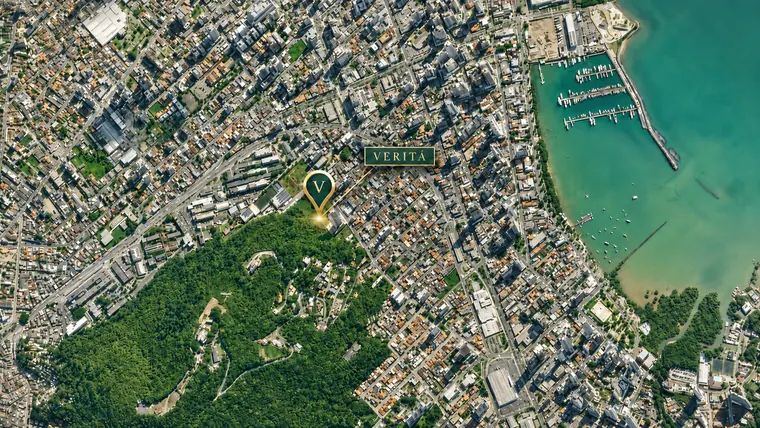 Vista aérea de Itajaí com o Veritá marcado na Rua Uruguai, entre a mata do Morro da Cruz e o rio Itajaí-Açu
